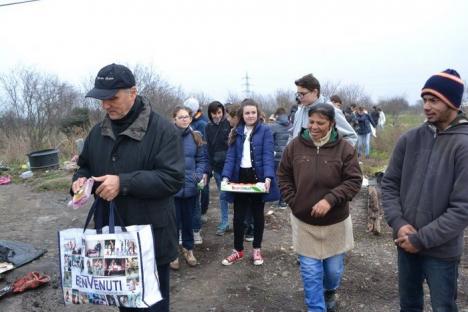 Episcopul Bercea, la hanorac şi cu bască: Preasfinţitul a vizitat, alături de elevi, familiile care locuiesc la groapa de gunoi a Oradiei (FOTO)