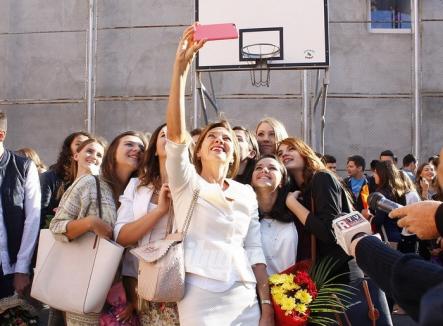 Carmen Iohannis, selfie cu elevii în prima zi de şcoală