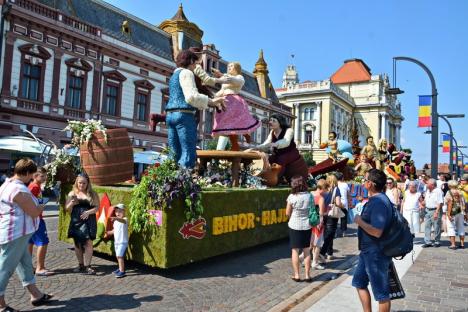 Carnavalul Florilor în Bihor: un tur al carelor alegorice prin județ, concerte pe malul Crișului Repede și o prăjitură a Oradiei