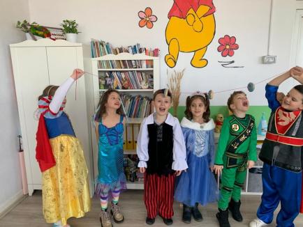 Carnaval ca în Germania, la o școală din Oradea. Elevii și profesorii s-au costumat pentru a alunga iarna (FOTO)