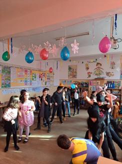 Carnaval ca în Germania, la o școală din Oradea. Elevii și profesorii s-au costumat pentru a alunga iarna (FOTO)