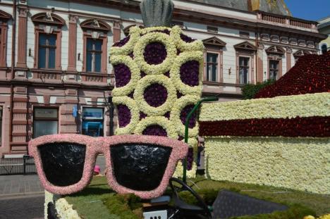 Piață în culori: șase care alegorice împodobite cu zeci de mii de flori, expuse în centrul Oradiei (FOTO / VIDEO)