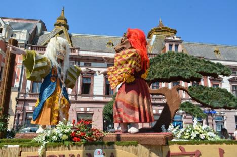 Piață în culori: șase care alegorice împodobite cu zeci de mii de flori, expuse în centrul Oradiei (FOTO / VIDEO)