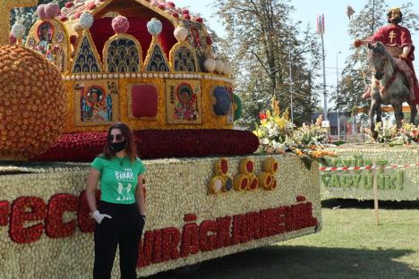 Care alegorice şi reguli anti-Covid, la Carnavalul Florilor, care în premieră n-a ajuns în Oradea, ci s-a ţinut în Borş (FOTO / VIDEO)