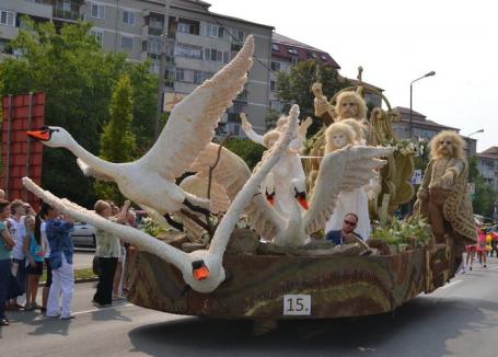 Carnavalul Florilor aduce din nou carele alegorice în Oradea