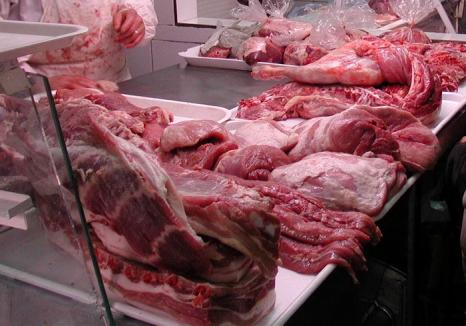 Inspectorii sanitar-veterinari i-au amendat pe 'cârnăţarii' şi negustorii de carne: unii sunt, la propriu, nişte mizerabili