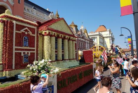 Carnavalul Florilor a ajuns în Piaţa Unirii din Oradea. Pe traseu, copii şi tineri au dansat pe temperaturi de 35 de grade! (FOTO/VIDEO)