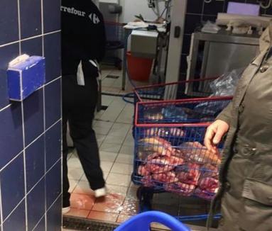 10.000 de lei amendă pentru un magazin Carrefour din Oradea pentru felul în care a vândut peşti, în ajun de Anul Nou 