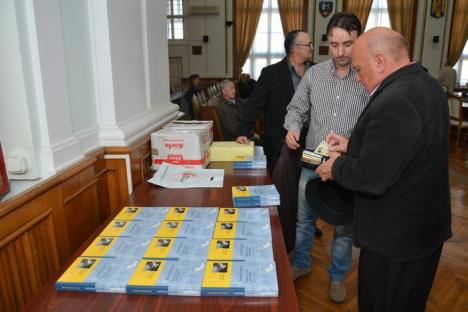 'Factorul intern'. Bihoreanul Aurel Rogojan, general SRI în rezervă, şi-a lansat cea mai nouă carte în prezenţa ultimului comandant al Securităţii, Iulian Vlad (FOTO)