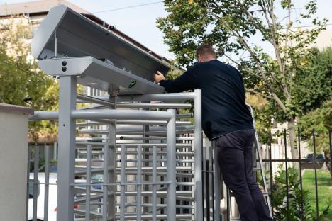 Școala „safe”: Două colegii din Oradea au instituit sisteme securizate de acces. Siguranță sau închisoare pentru elevi? (FOTO/VIDEO)