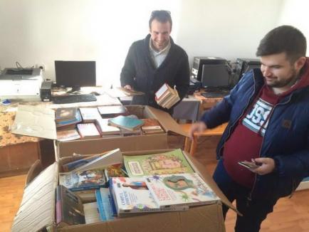 O carte, un început pentru viitor: Studenţii liberali au strâns cărţi pentru biblioteca din Cărpinet