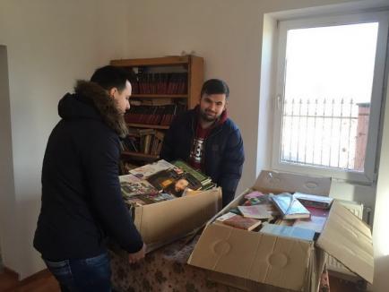 O carte, un început pentru viitor: Studenţii liberali au strâns cărţi pentru biblioteca din Cărpinet