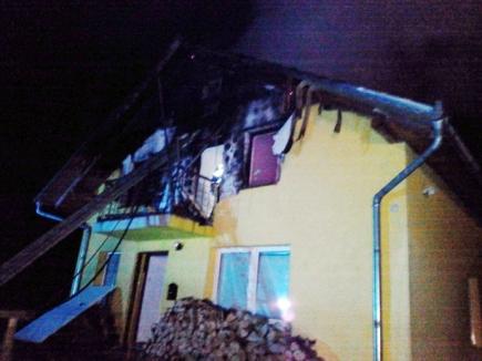 Ţigara criminală: Doi tineri au murit şi un altul a fost rănit, după ce casa în care se aflau a luat foc
