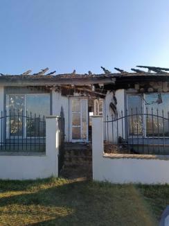 Campanie umanitară pentru o familie din Tărian, rămasă pe drumuri. Un incendiu le-a distrus casa duminică (FOTO)