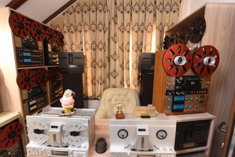Casa muzicii: Un bihorean trăiește într-o casă cu un farmec aparte, decorată cu peste 300 de magnetofoane! (VIDEO)