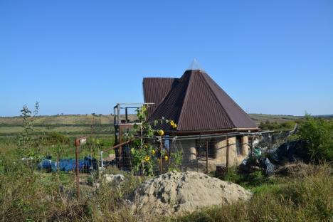 Casa din natură: Actorii orădeni Ciprian şi Melu Ciuciu-Pitz îşi ridică la Paleu o casă ecologică independentă energetic (FOTO)