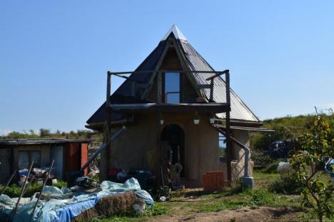 Casa din natură: Actorii orădeni Ciprian şi Melu Ciuciu-Pitz îşi ridică la Paleu o casă ecologică independentă energetic (FOTO)