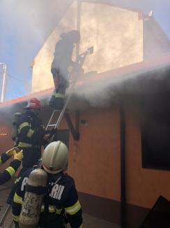 Nu vă jucaţi cu focul! Incendiu la o casă din Oradea, provocat de o lumânare (FOTO)