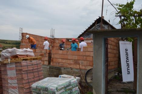 O casă pentru Alex: Zeci de IT-işti din Oradea au construit o casă pentru un copil orfan (FOTO)