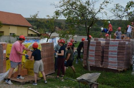 O casă pentru Alex: Zeci de IT-işti din Oradea au construit o casă pentru un copil orfan (FOTO)