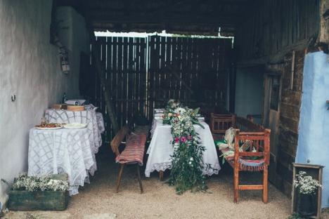 Casa bunicilor: O familie de bihoreni din Depresiunea Beiuşului atrage turiştii oferindu-le vacanţe într-o casă ţărănească autentică (FOTO)