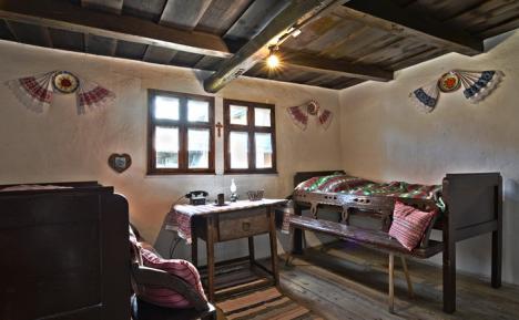Casa bunicilor: O familie de bihoreni din Depresiunea Beiuşului atrage turiştii oferindu-le vacanţe într-o casă ţărănească autentică (FOTO)