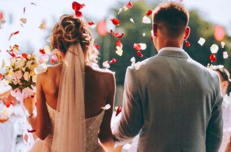 Se vor oficia din nou căsătorii în Oradea şi se vor da examenele pentru redobândirea permiselor de conducere. Ce instituţii au anunţat reluarea activităţii în Bihor
