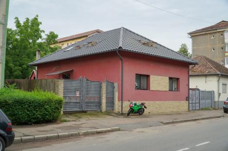 Primăria Oradea cumpără cu 750.000 euro cinci case în strada Constantin Noica pentru a fi demolate (FOTO)