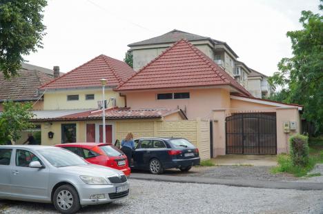 Primăria Oradea cumpără cu 750.000 euro cinci case în strada Constantin Noica pentru a fi demolate (FOTO)