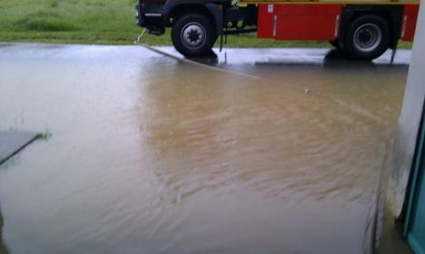 Ploile abundente au inundat locuinţe şi drumuri în Bihor (FOTO)