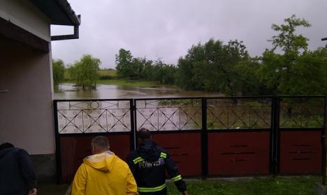 Ploile abundente au inundat locuinţe şi drumuri în Bihor (FOTO)