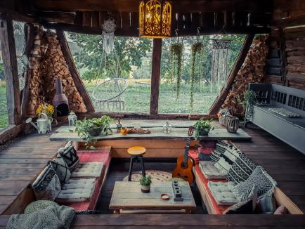 Vacanţă în... trecut: Poftiţi în Bihor, în case tradiţionale, cu cuptoare, prispe, laviţe şi ştergare, dar şi adaptate spectaculos, cu accente 'boho' (FOTO)