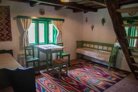 Vacanţă în... trecut: Poftiţi în Bihor, în case tradiţionale, cu cuptoare, prispe, laviţe şi ştergare, dar şi adaptate spectaculos, cu accente 'boho' (FOTO)