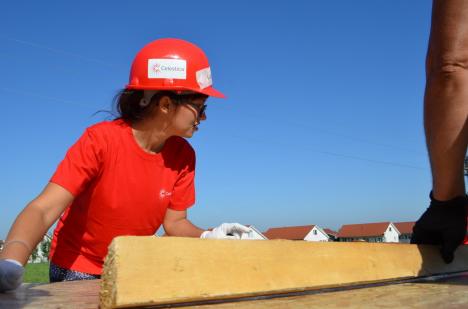 100 de voluntari de la Celestica ridică o casă pentru doi tineri, crescuți de Fundația Căminul Felix (FOTO)
