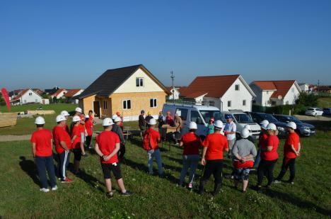 100 de voluntari de la Celestica ridică o casă pentru doi tineri, crescuți de Fundația Căminul Felix (FOTO)