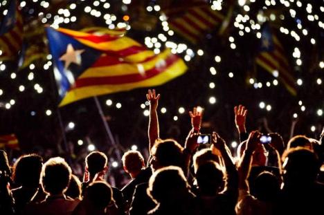 Catalonia şi-a proclamat independenţa faţă de Spania. În replică, Guvernul central a suspendat autonomia regiunii (VIDEO)