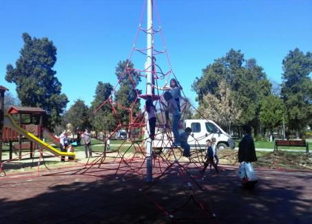 'Pânză de păianjen' pentru copii, în parcurile Mihai Viteazul şi Petofi (FOTO)