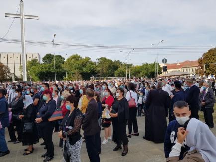 Patriarhul Daniel la Oradea: 'Noua catedrală devine poartă a cerului'. Preafericitul a făcut, discret, apel la donaţii (FOTO / VIDEO)