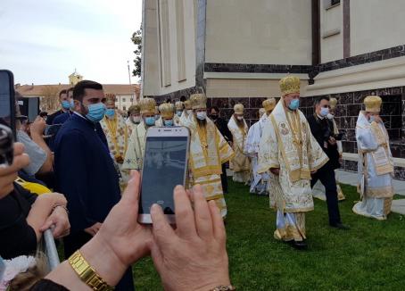 Patriarhul Daniel sfinţeşte Catedrala ortodoxă din Oradea. O mulţime de credincioşi participă la slujbă (FOTO / VIDEO)