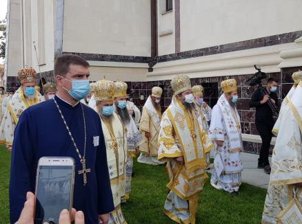 Patriarhul Daniel sfinţeşte Catedrala ortodoxă din Oradea. O mulţime de credincioşi participă la slujbă (FOTO / VIDEO)