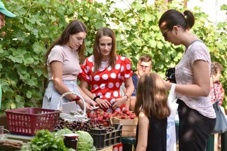 Cătunul prospețimii: Producători de legume și fructe se întâlnesc săptămânal, în unica piață volantă din Oradea (FOTO)