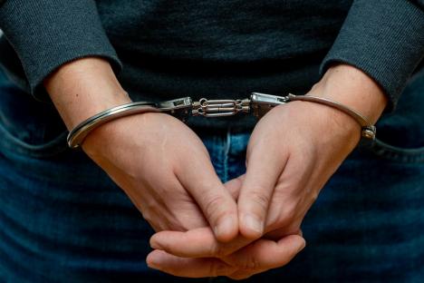 Un adolescent de 16 ani din Bihor, arestat pentru tâlhărie: A intrat în casă peste o bunicuță, a bătut-o cu o bâtă și i-a furat banii și telefonul!