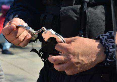Complicele spărgătorului de locuinţe din Oradea, care a intrat de trei ori în aceeaşi casă, a fost prins. Este un tânăr de 20 de ani