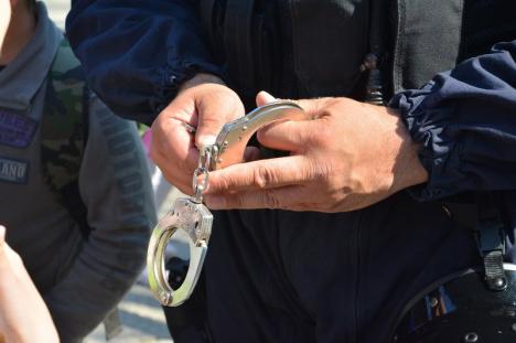 Spărgători de locuinţe prinşi la Cefa: trei case au fost prădate, paguba a fost recuperată parţial