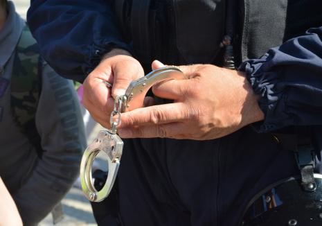 Doi tineri din Bihor, urmăriţi internaţional, au fost arestaţi preventiv. Erau căutați în Austria pentru trafic de migranţi