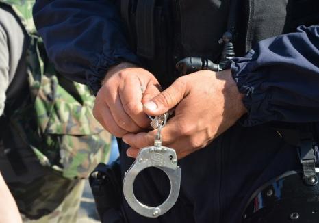 Dublu sau nimic: Un tânăr din Oradea a ajuns în arest după ce a fost prins pentru a doua oară fără permis la volan