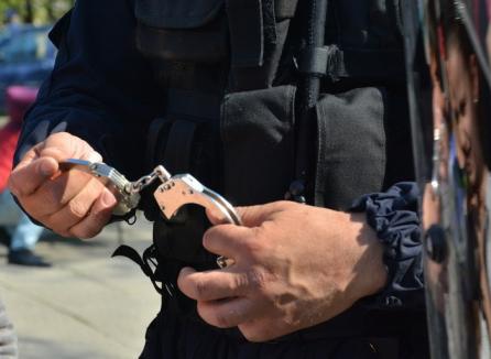 Adevăru-i că se fură: Poliţiştii bihoreni caută portmonee, carduri, beţe de pescuit şi scule furate