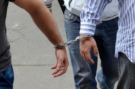 Un bărbat dintr-o localitate din Bihor a fost bătut şi tâlhărit în plină stradă: agresorii au fost prinşi şi arestaţi