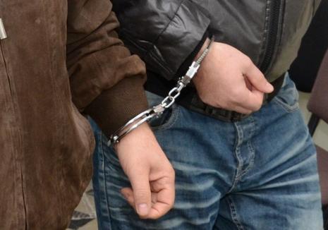 Tâlhari la drumul mare: Luaţi 'la ocazie' de un consătean, doi tineri din Gurbediu l-au smuls de la volan şi i-au furat maşina