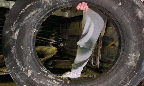 O nouă captură masivă de deşeuri în vama Borş: Un TIR încărcat cu 22 tone de cauciucuri uzate, oprit la intrarea în ţară (FOTO / VIDEO)